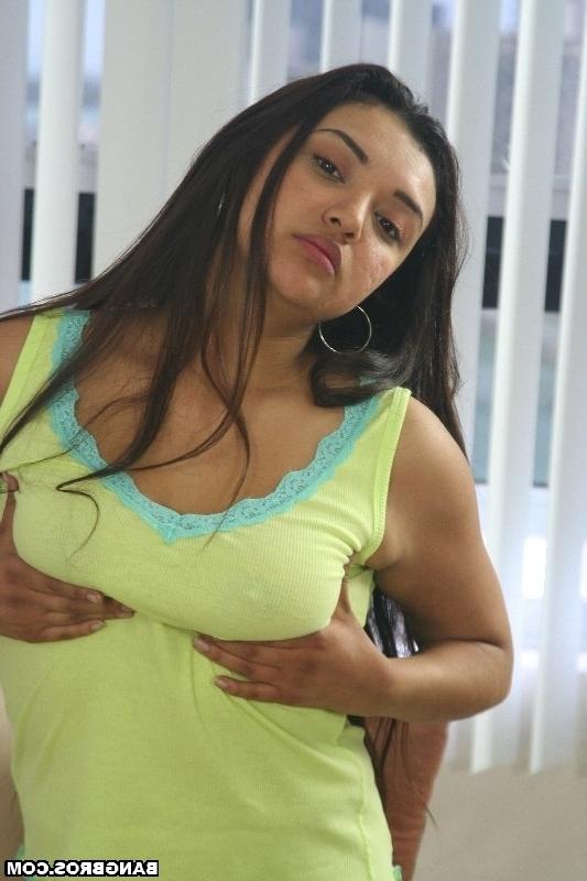 15P dumb broad shows off her dark nipples and chunky body