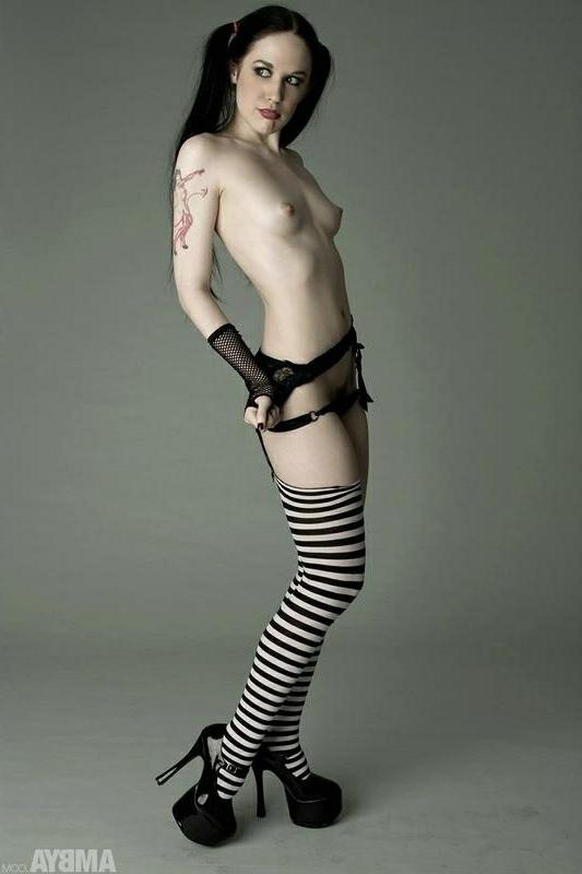 14P Erotic Punk Babe Jade Star Getting Naked