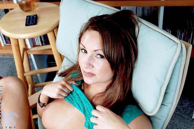 15P Brunette stretching apart her moist pussy