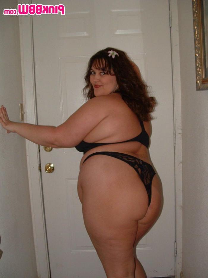 16P Stunning brunette chubby gets naked and naughty