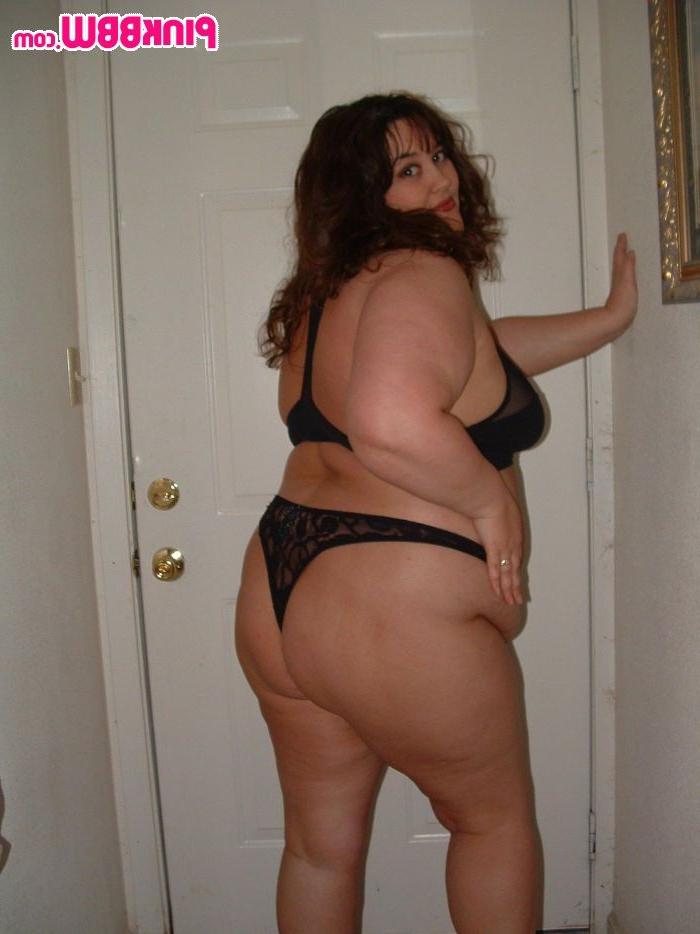 16P Stunning brunette chubby gets naked and naughty