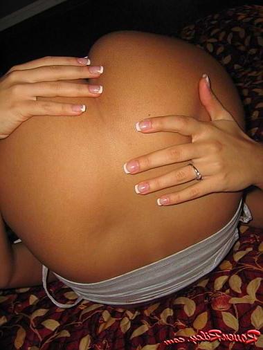 18P Brunette speads wetness on bed