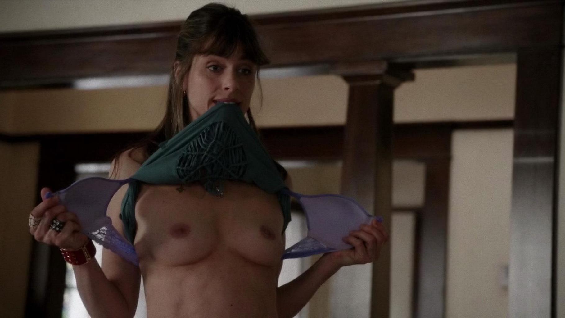 16P Amanda Peet topless showing off her tiny tits
