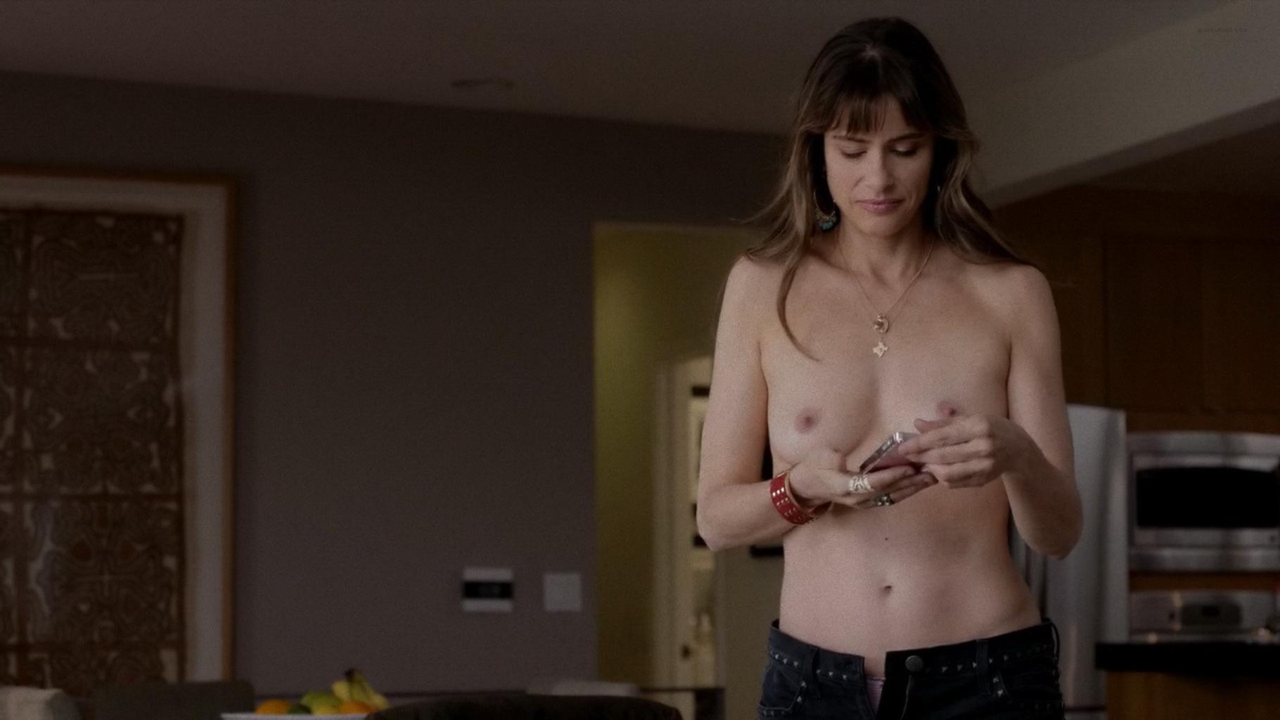 16P Amanda Peet topless showing off her tiny tits