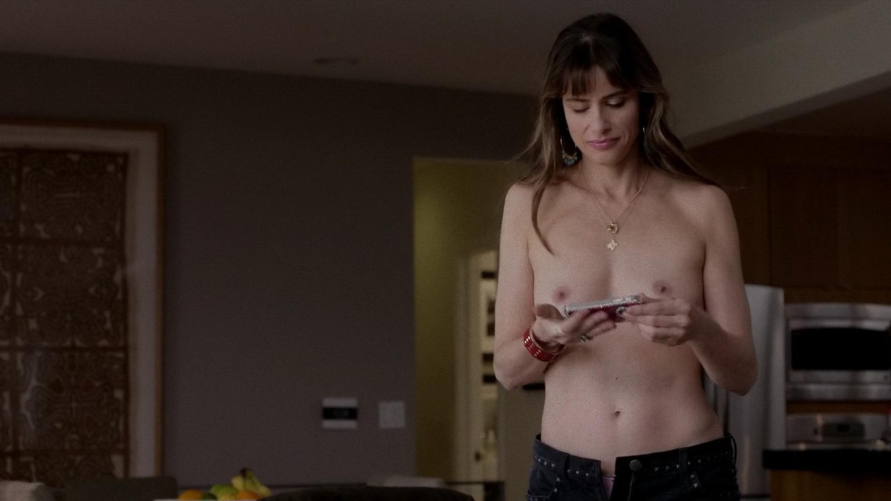 16P Amanda Peet topless showing off her tiny tits