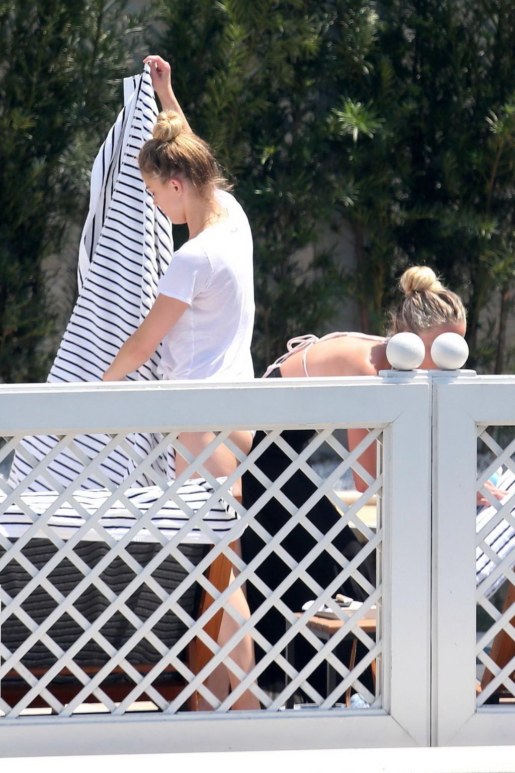 16P Amber Heard shows off her juicy bikini ass poolside