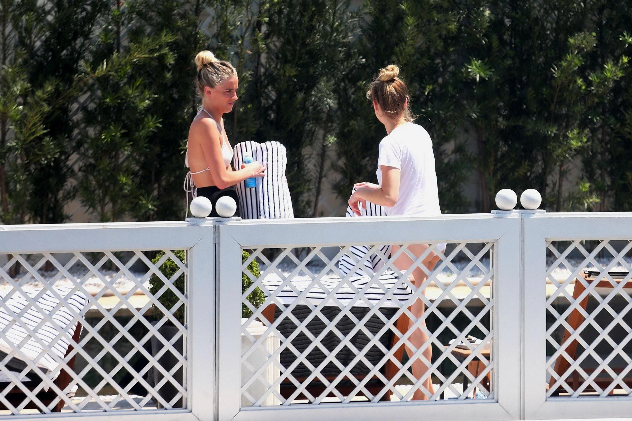 16P Amber Heard shows off her juicy bikini ass poolside