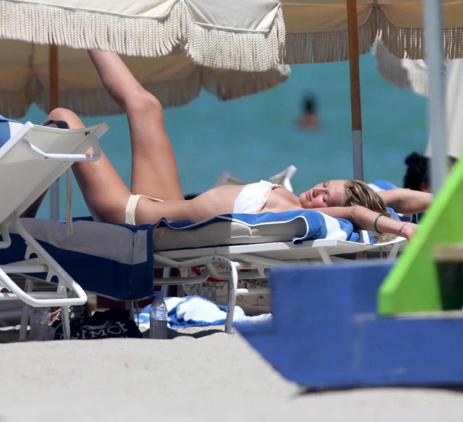 16P Toni Garrn topless tanning her back