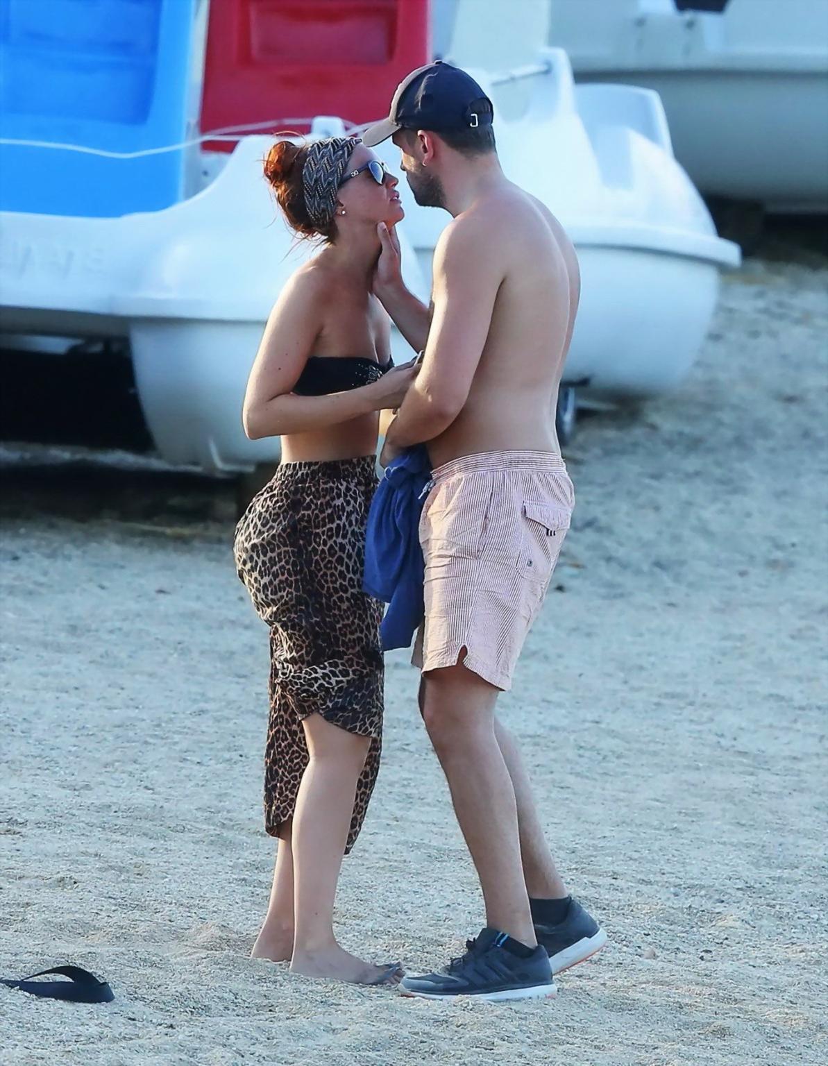16P Jennifer Metcalfe showing off her juicy bikini ass