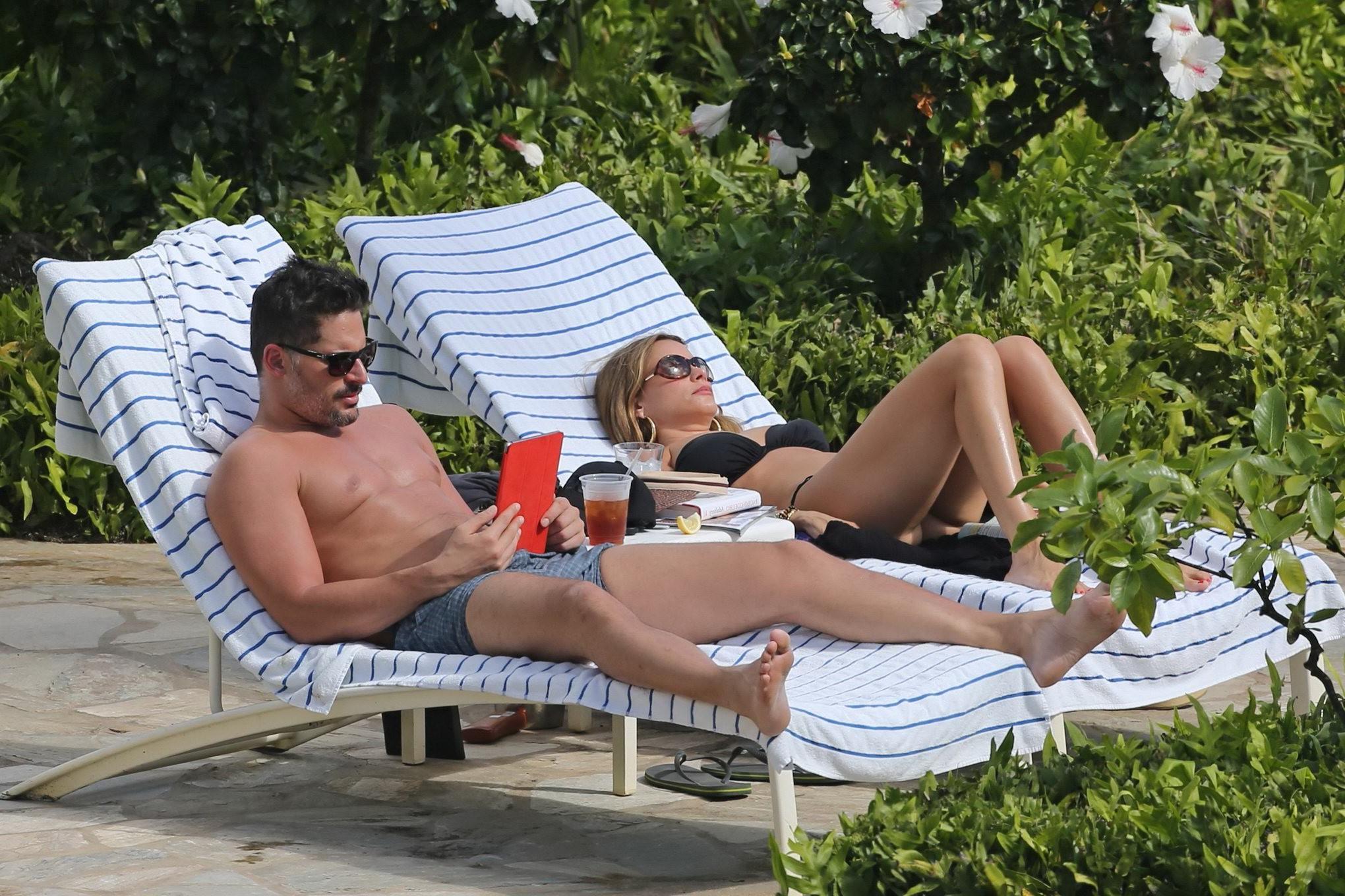 16P Sofia Vergara showing her juicy ass in black bikini poolside in Hawaii