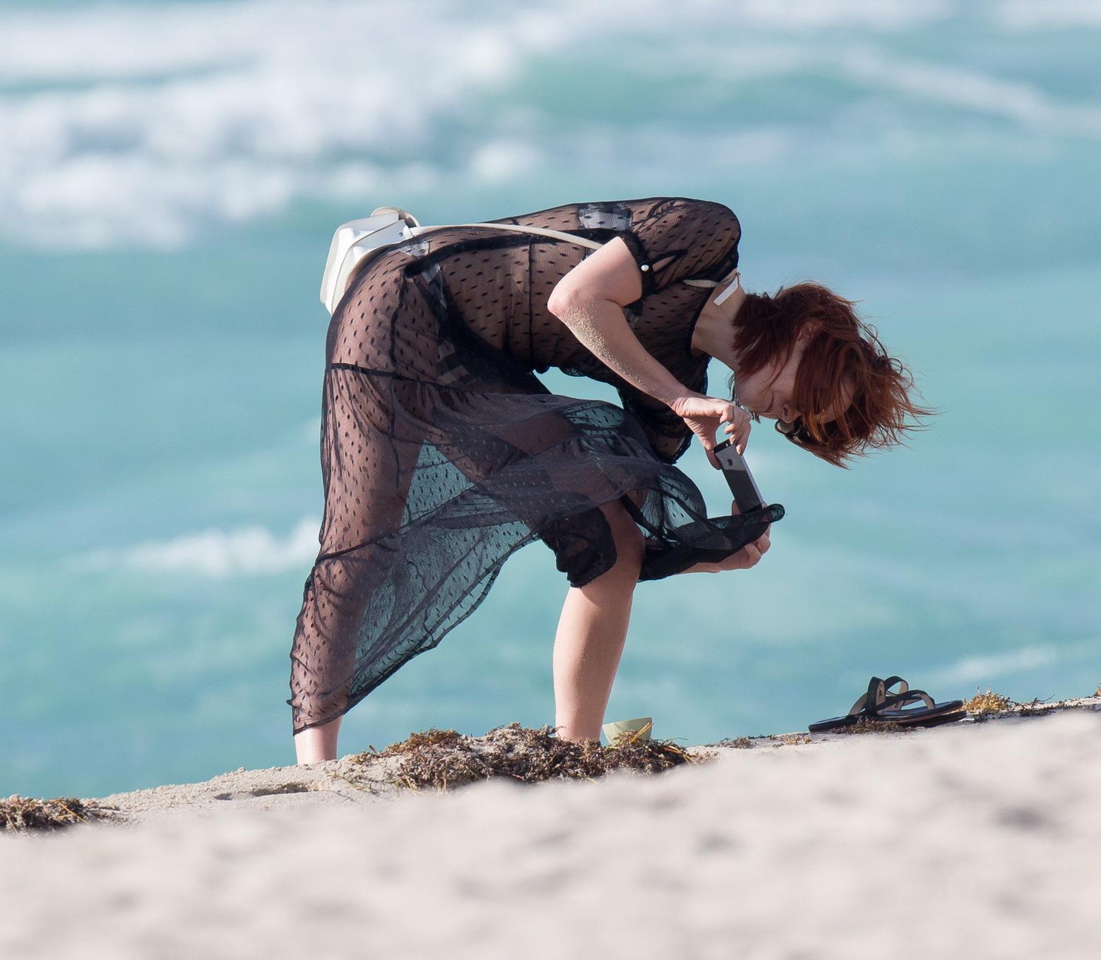 15P Jena Malone showing her juicy ass in strapless monochrome bikini at the beach in