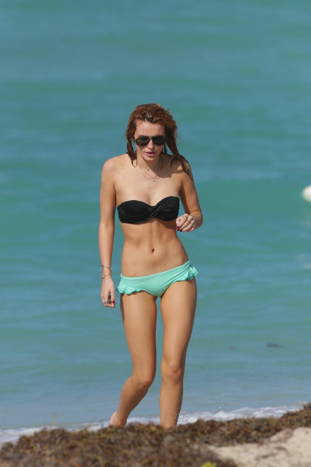 16P Bella Thorne nipslip and showing her juicy ass in a strapless bikini at the beac