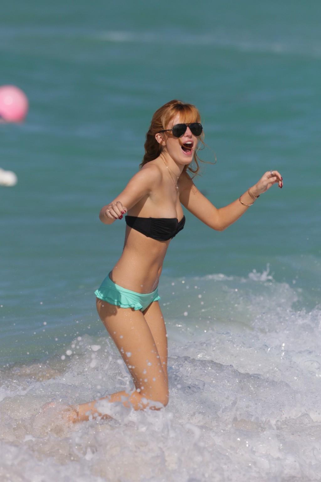 16P Bella Thorne nipslip and showing her juicy ass in a strapless bikini at the beac