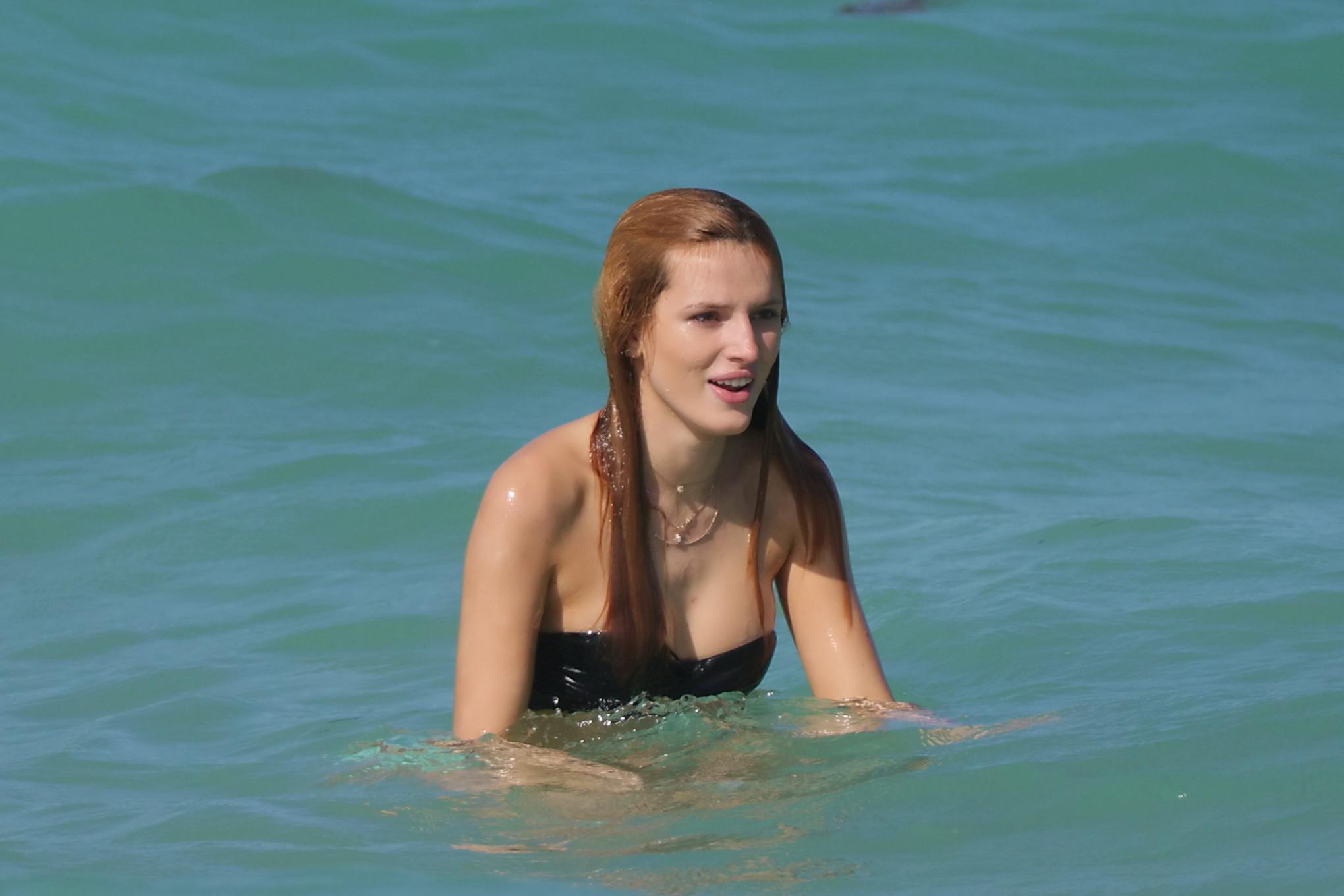 16P Bella Thorne nipslip and showing her juicy ass in a strapless bikini at the beac