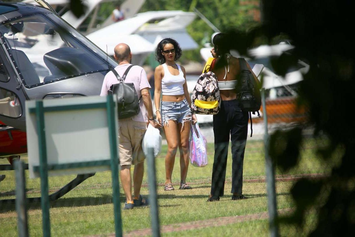 16P Rihanna topless boobs with covered nipples