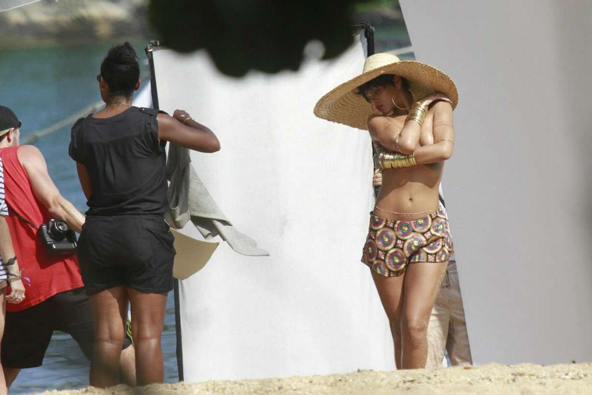 16P Rihanna topless boobs with covered nipples