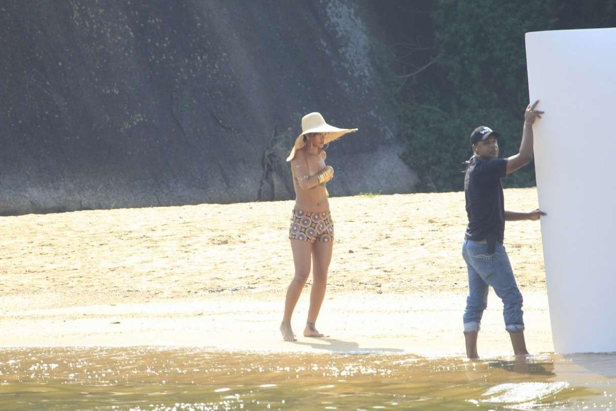16P Rihanna topless boobs with covered nipples