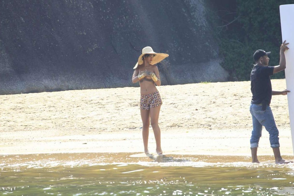 16P Rihanna topless boobs with covered nipples
