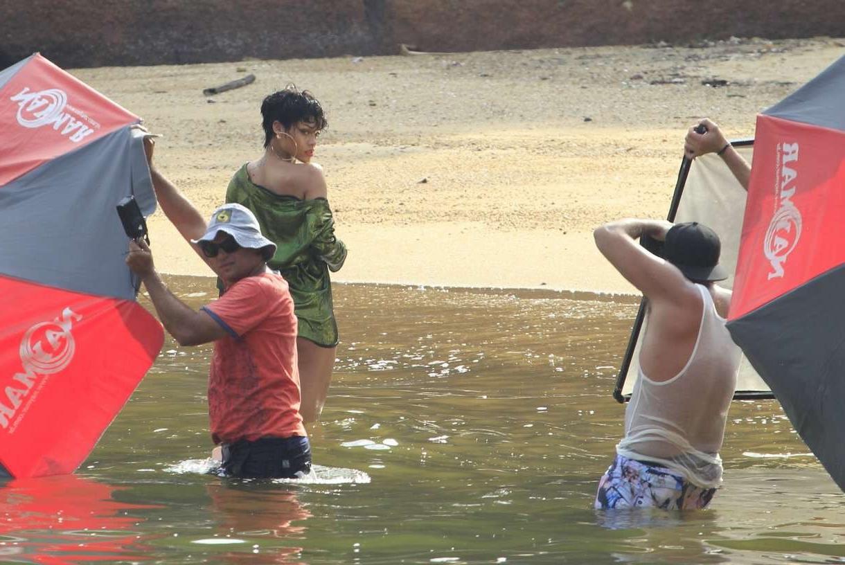 16P Rihanna topless boobs with covered nipples
