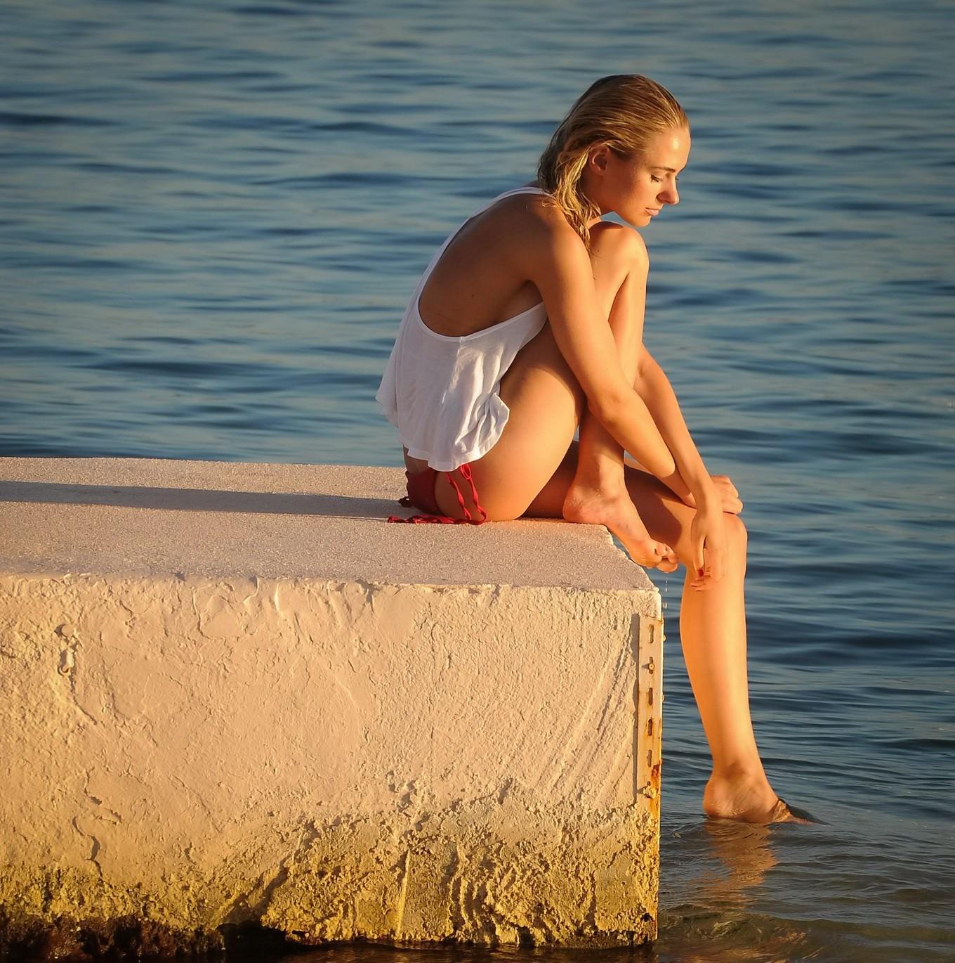 16P Kimberley Garner morning topless at Mykonos docks in Greece