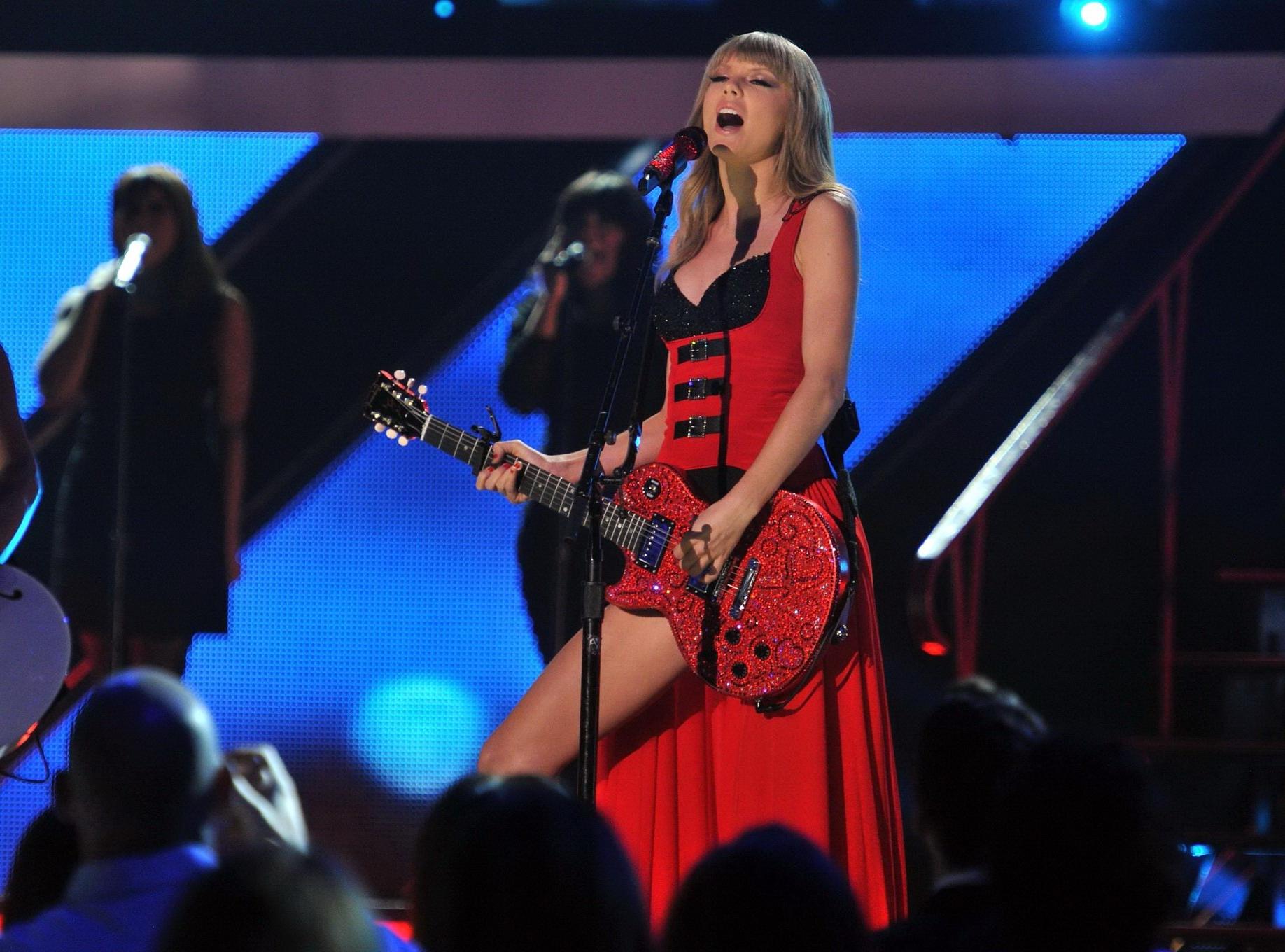 16P Taylor Swift leggy  cleavy at the 2013 CMT Music Awards in Nashville