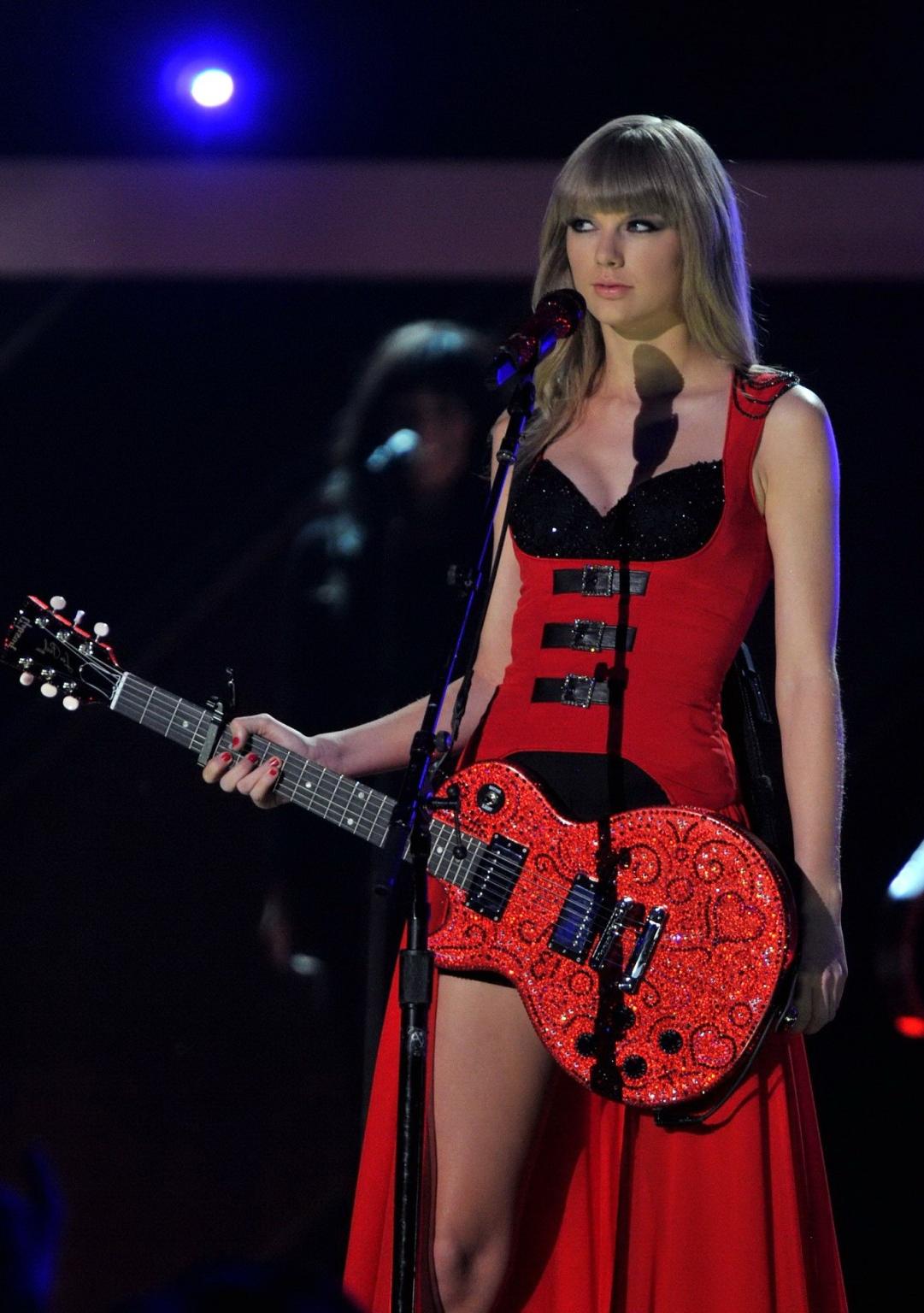 16P Taylor Swift leggy  cleavy at the 2013 CMT Music Awards in Nashville