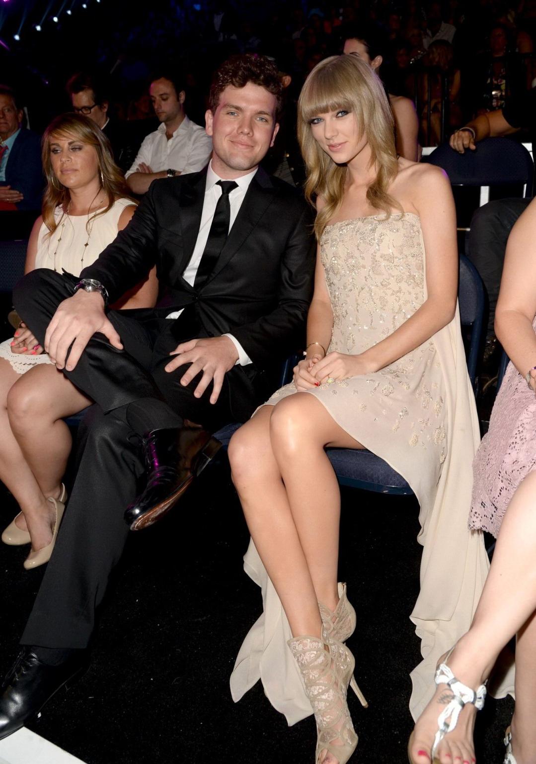 16P Taylor Swift leggy  cleavy at the 2013 CMT Music Awards in Nashville