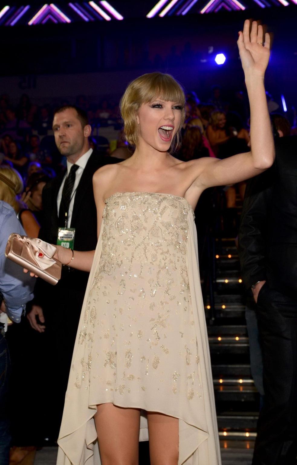 16P Taylor Swift leggy  cleavy at the 2013 CMT Music Awards in Nashville