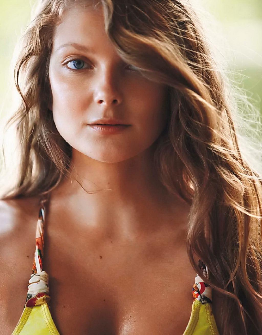 16P Eniko Mihalik topless shooting for Elle France Magazine