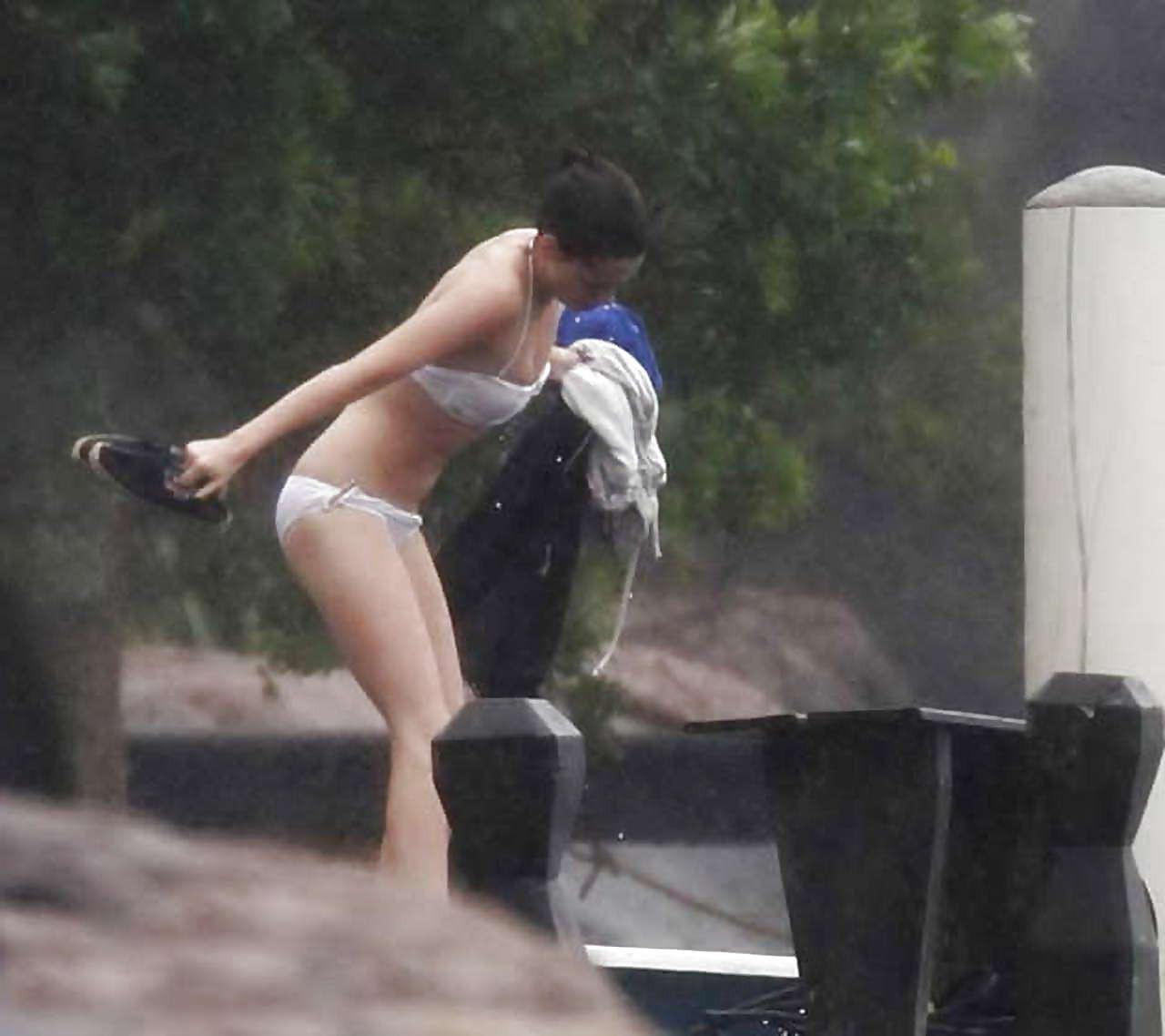 10P Kristen Stewart sexy bikini body and topless photos