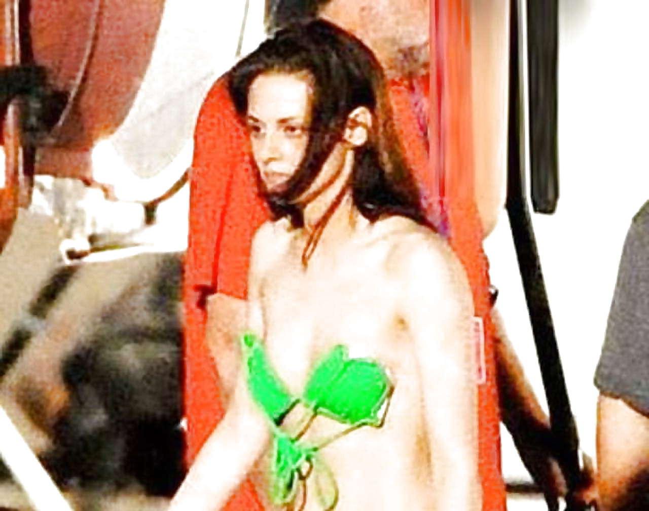 10P Kristen Stewart sexy bikini body and topless photos
