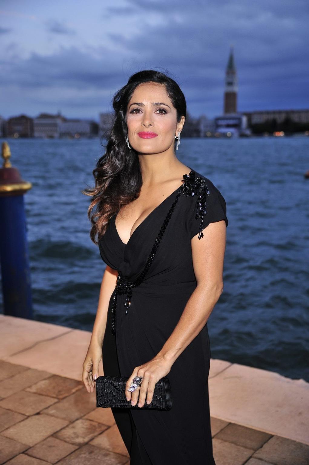 10P Salma Hayek showing huge cleavage at Gucci Award for Women in Cinema in Venice