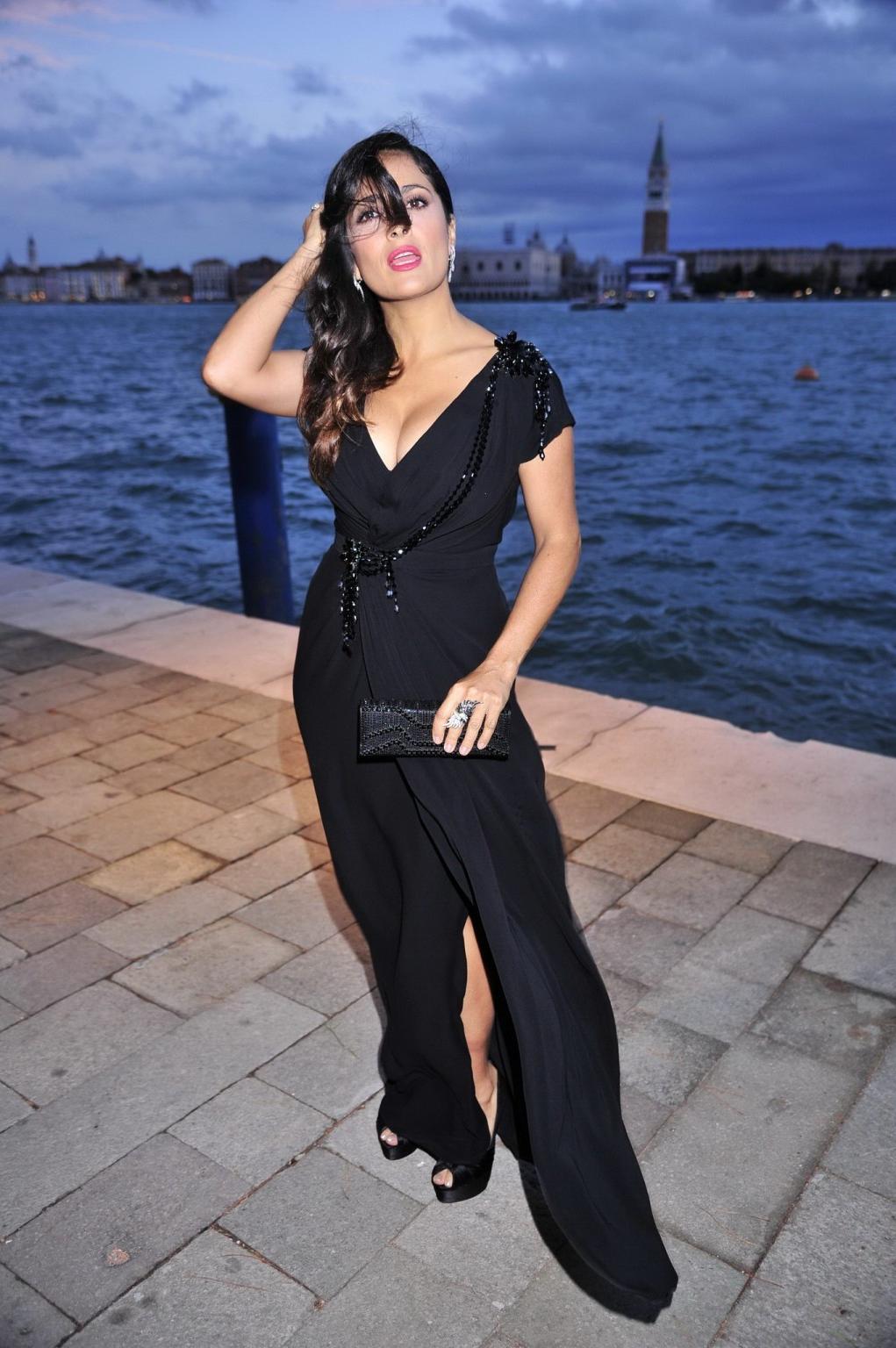 10P Salma Hayek showing huge cleavage at Gucci Award for Women in Cinema in Venice