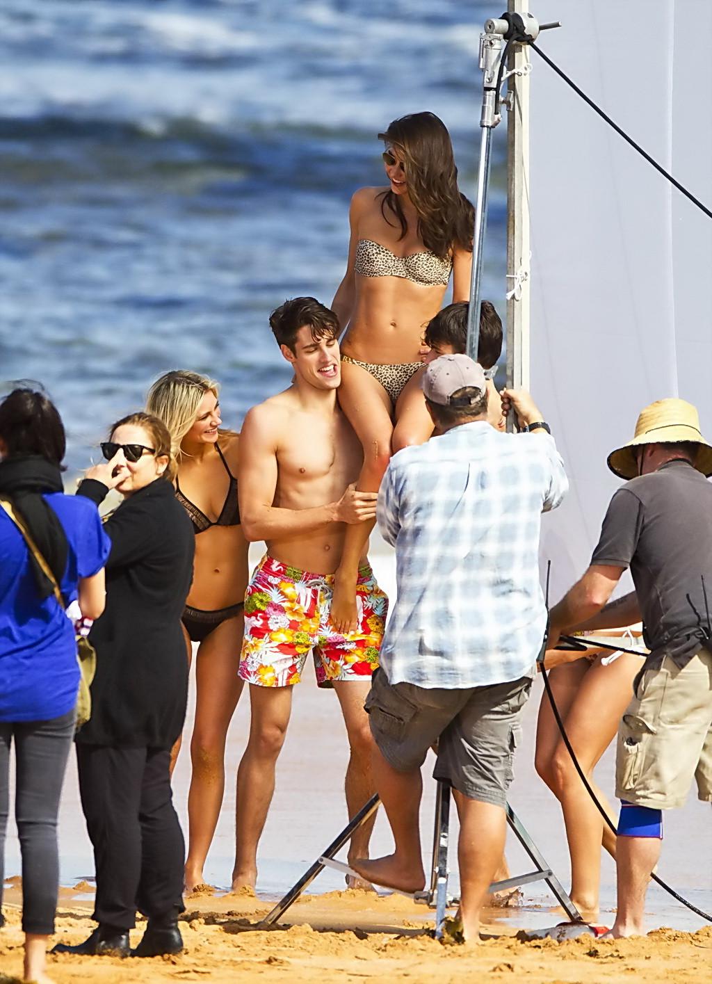 10P Miranda Kerr shows her juicy ass wearing strapless leopard print bikini at photo