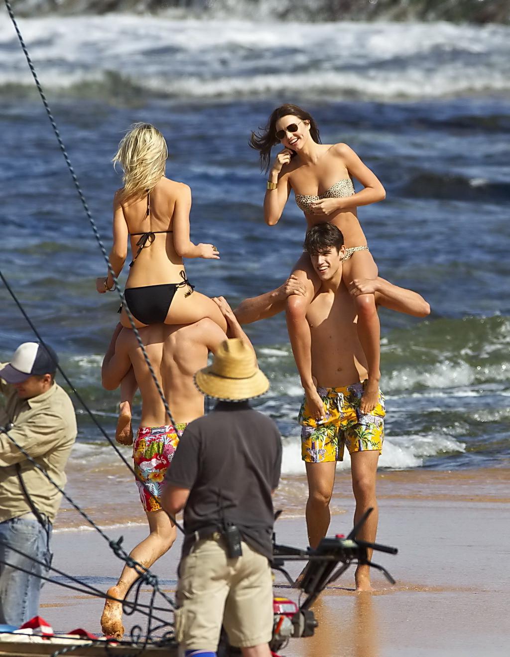 10P Miranda Kerr shows her juicy ass wearing strapless leopard print bikini at photo
