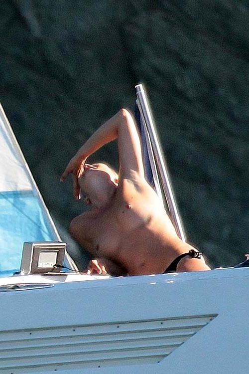 9P Kate Moss enjoying on yacht with her friends in topless
