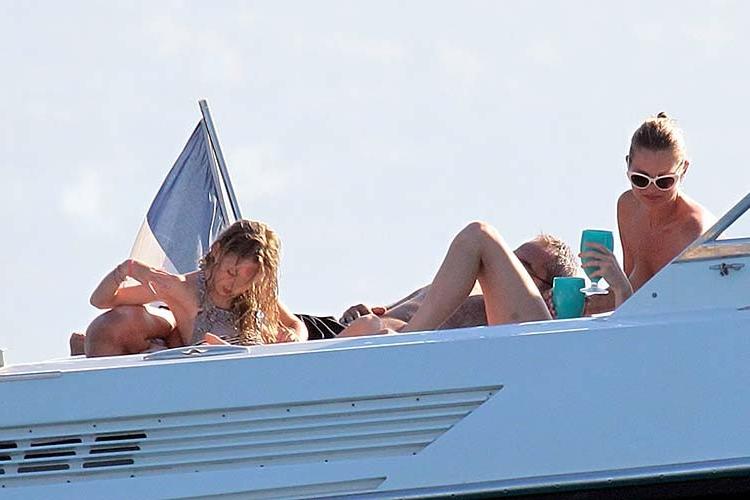 9P Kate Moss enjoying on yacht with her friends in topless