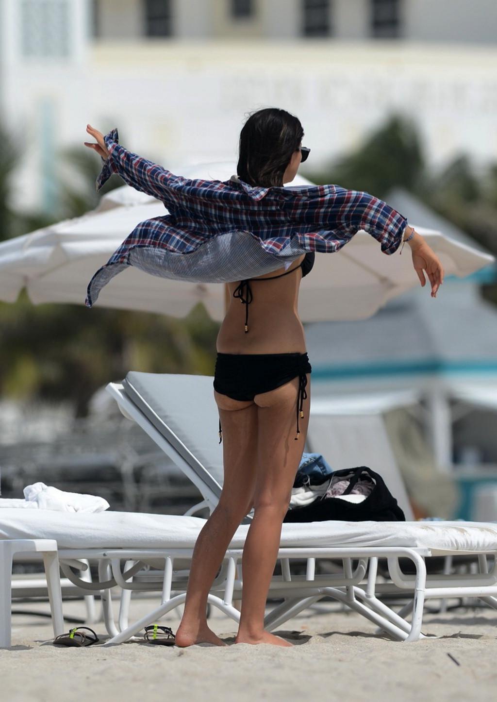 10P Jessica Gomes shows her juicy ass wearing skimpy black bikini at the beach in Mi
