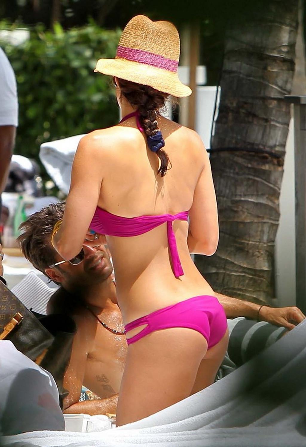 10P Busty babe Brooke Burke showing her juicy ass in purple bikini poolside in Miami