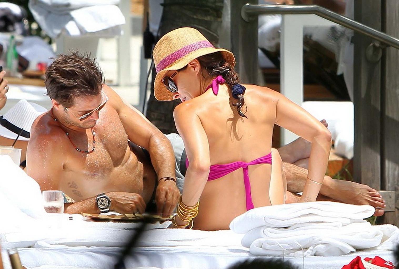 10P Busty babe Brooke Burke showing her juicy ass in purple bikini poolside in Miami
