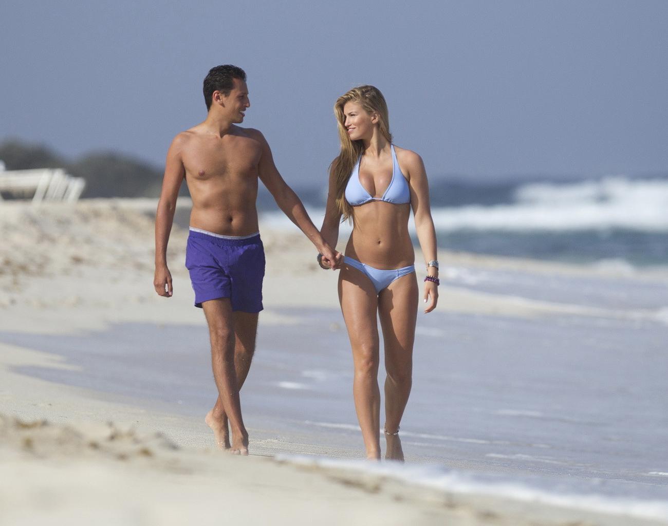 10P The British queen of beauty Amy Willerton showing off her burned boobs and juicy