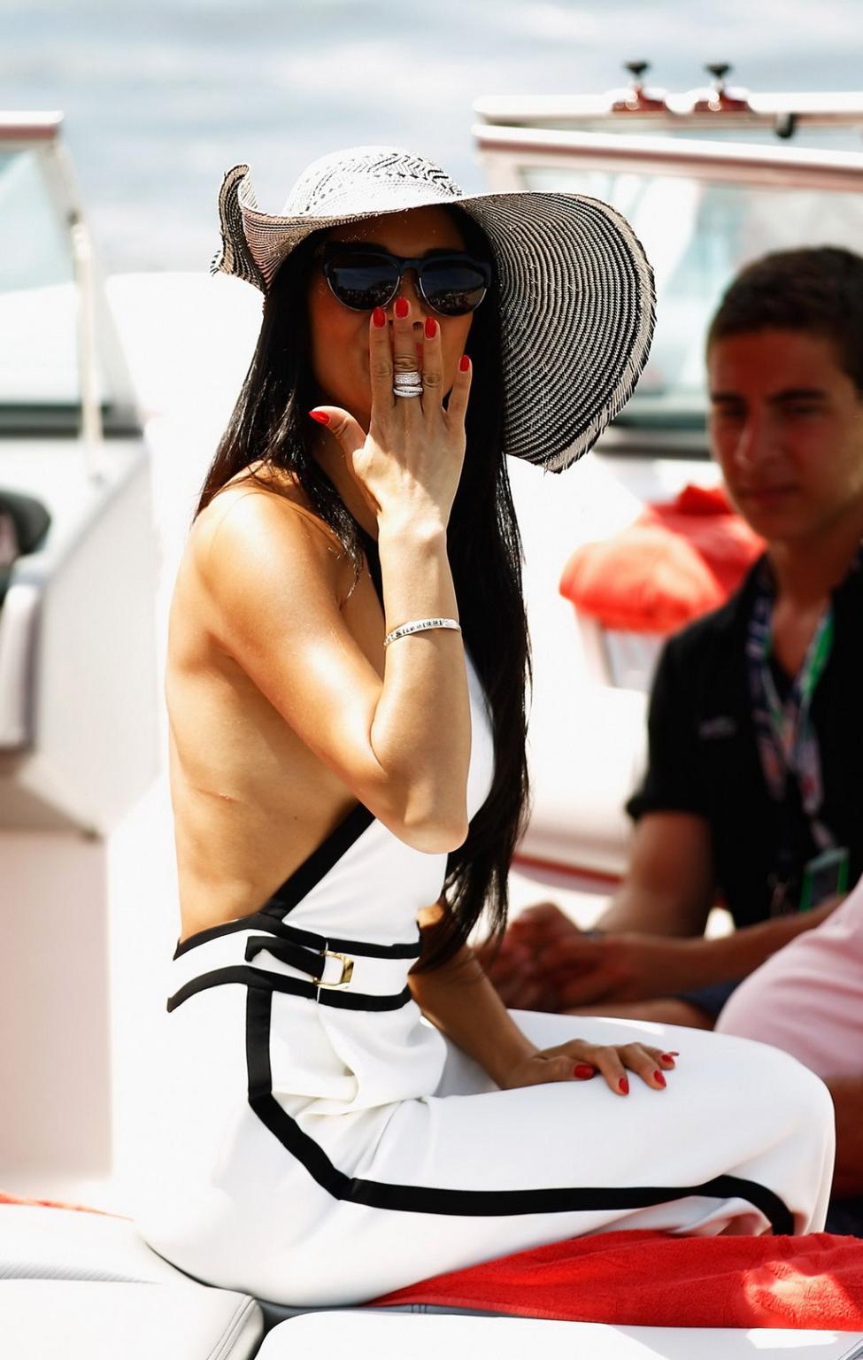 10P Beautiful Nicole Scherzinger showing side boob and juicy ass in a bareback outfi
