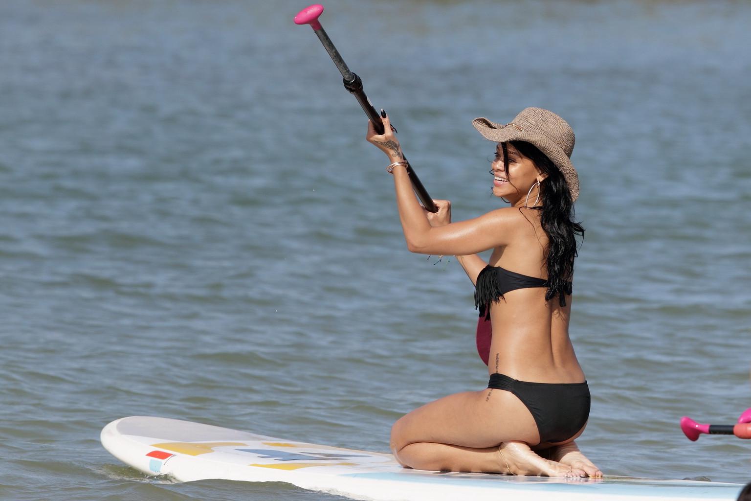 10P Rihanna showing her hot bikini body and juicy ass at the beach in Hawaii