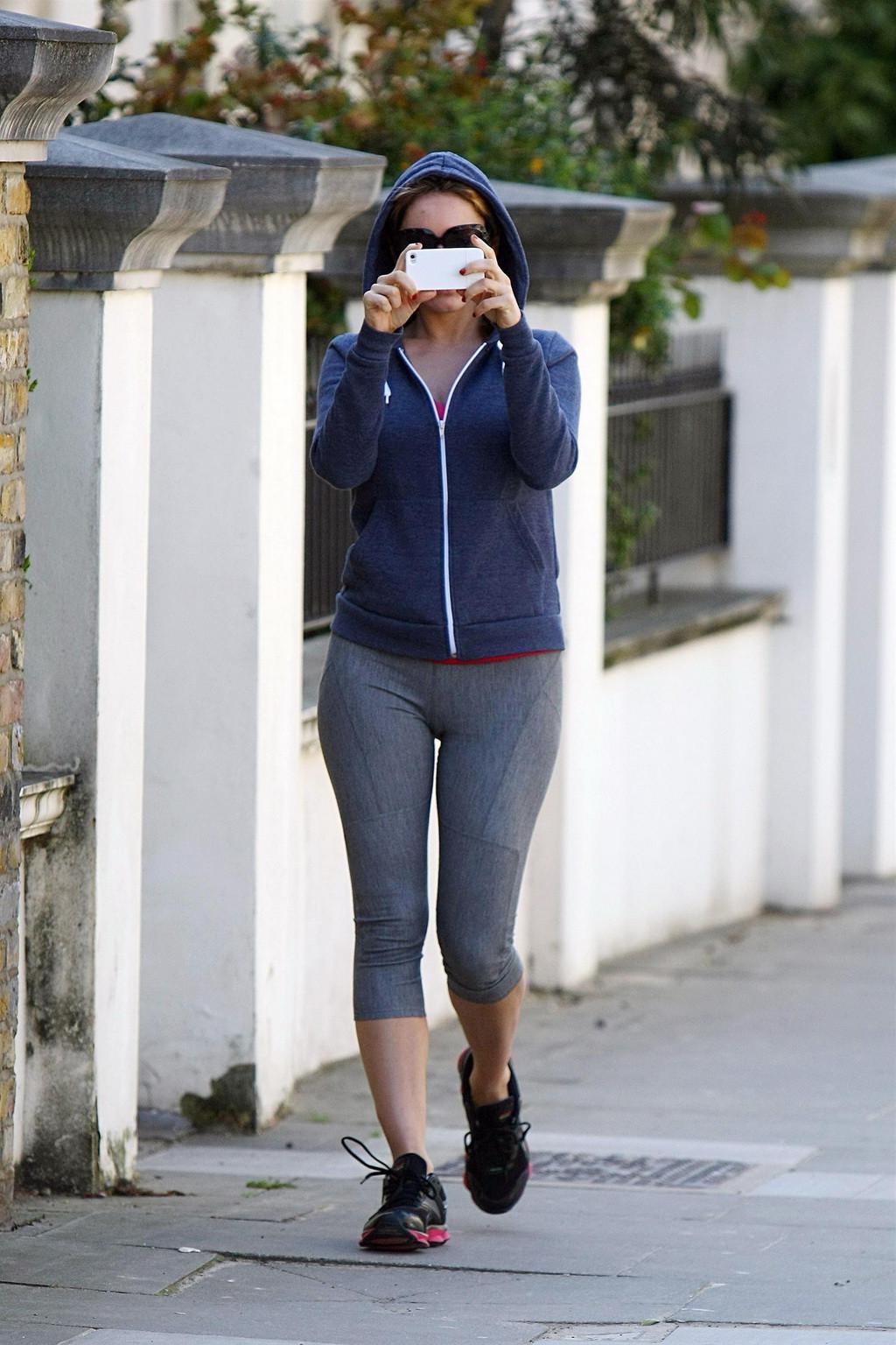 15P Kelly Brook showing her juicy ass in tights while walking in London