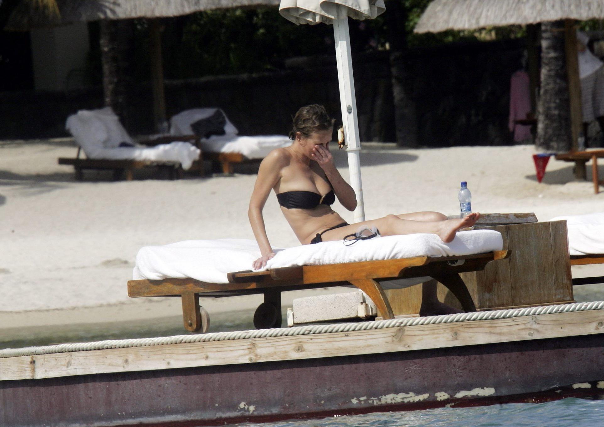 16P Karen Mulder tanning topless on a beach in Mauritius