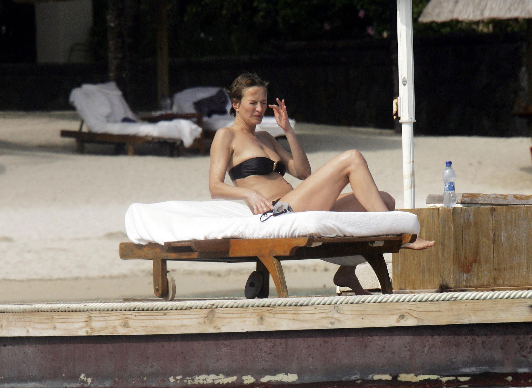 16P Karen Mulder tanning topless on a beach in Mauritius