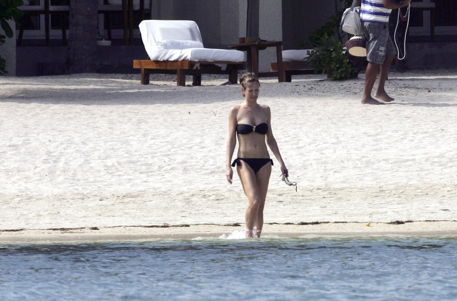 16P Karen Mulder tanning topless on a beach in Mauritius
