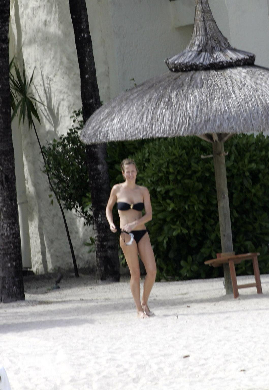 16P Karen Mulder tanning topless on a beach in Mauritius