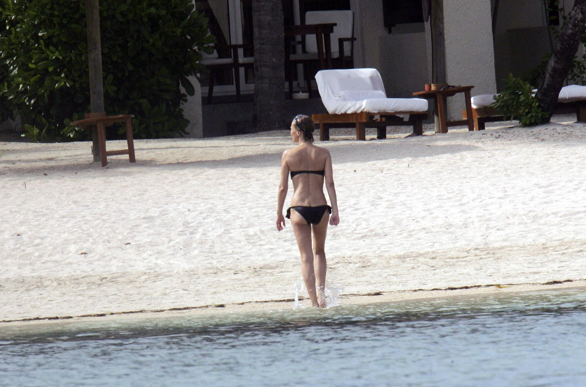 16P Karen Mulder tanning topless on a beach in Mauritius