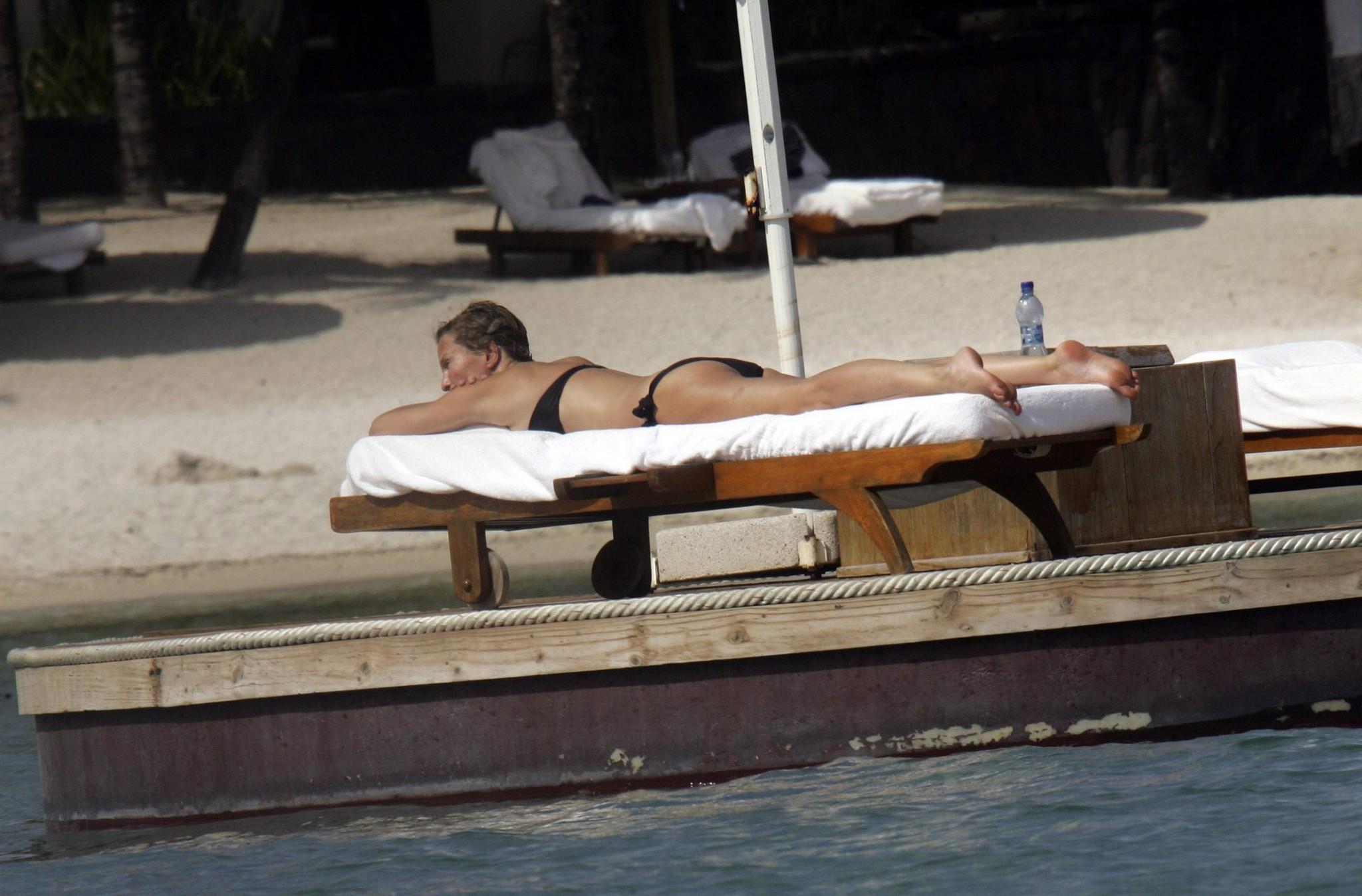 16P Karen Mulder tanning topless on a beach in Mauritius